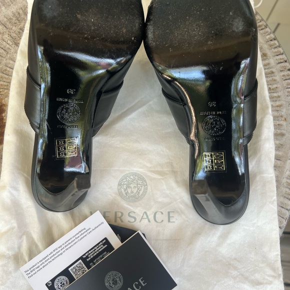 Stunning Black Versace Gold V logo on size 38 - Picture 9 of 10